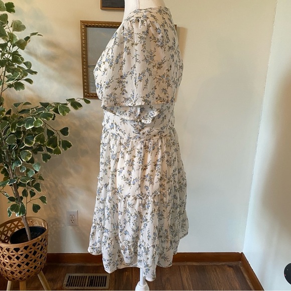 Lulus • So True Blue & White Floral Short Sleeve Tiered Mini Dress • Size L EUC - Picture 4 of 8